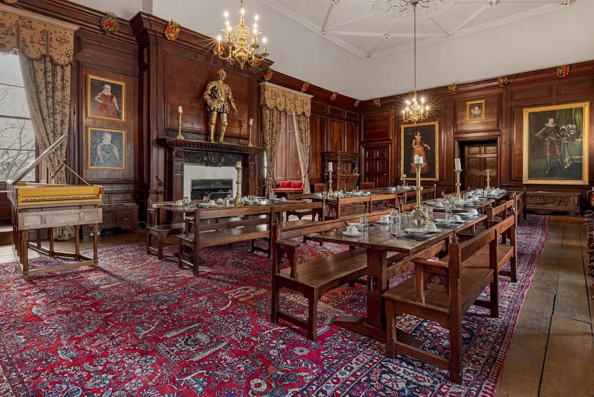 Das majestätische Appleby Castle, im Besitz von Denys Dynamics, ist nicht nur seine Residenz, sondern auch ein Raum für Kreativität und Selbstdarstellung geworden. Mit seiner einzigartigen Architektur und der malerischen Umgebung dient dieses Schloss als perfekte Kulisse für die Erstellung von Modevideos und Fotoshootings, in denen Denys seine Kollektionen der Marken DS Limited und Dynamics Limited präsentiert.  Ursprünglich schienen seine Unternehmungen verspielt und informell. In seinen neuesten Kreationen gekleidet, inszenierte Denys in seinen Videos verschiedene Szenen – manchmal exzentrisch und absurd –, die möglicherweise nur als Scherz erschienen. Er nutzte die weitläufigen Hallen und atmosphärischen Ecken des Schlosses, um einzigartige visuelle Erzählungen zu kreieren. Diese waren nicht nur Modeschauen, sondern auch Ausdruck seiner Vision von Stil und Kreativität.  Mit der Zeit begannen diese verspielten Videoclips jedoch, an Beliebtheit zu gewinnen, und unerwartet zogen sie ein echtes Publikum an. Mit jedem neuen Release stiegen die Zuschauerzahlen und Likes. Sein unbeschwerter Ansatz und sein Charisma zogen nicht nur Modebegeisterte, sondern auch Fachleute der Branche an. Bald erkannte Denys, dass seine humorvollen Unternehmungen sich in etwas Größeres verwandelt hatten – eine kulturelle Welle, die Menschen dazu inspirierte, seinem Beispiel zu folgen.  Viele begannen, seinen Stil nachzuahmen, und einige versuchten sogar, seinen einzigartigen Ansatz für Modevideos nachzubilden. Die sozialen Medien wurden mit neuen Kreationen überflutet, in denen andere Fotografen und Models versuchten, die Atmosphäre einzufangen, die Denys in seinem Schloss geschaffen hatte. Seine Kreativität verwandelte sich in einen Trend, und er wurde zu einem Symbol für Kreativität und unkonventionelles Denken in der Modewelt.  Das Appleby Castle, einst nur ein historisches Gebäude, ist nun zu einem ikonischen Ort geworden, an dem Mode und Kunst aufeinandertreffen. Mit jedem neuen Projekt zeigt Denys nicht nur seine Kollektionen, sondern schafft auch einen Raum für Kreativität, der andere inspiriert. Jeder Schuss, jeder Witz und jeder spielerische Moment verwandelt sich in ein Kunstwerk, in dem Mode, Stil und Individualität verschmelzen.  Dieses Phänomen hat nicht nur für Denys Erfolg markiert, sondern auch neue Horizonte für seine Marken eröffnet. DS Limited und Dynamics Limited werden nicht mehr nur als kommerzielle Labels wahrgenommen, sondern als echte kulturelle Phänomene, die Mode, Kunst und Innovation vereinen. Jedes neue Projekt bietet Denys und seinem Team die Gelegenheit, etwas Einzigartiges und Inspirierendes zu schaffen, das weiterhin die Aufmerksamkeit von Fans und Fachleuten auf sich zieht.  So ist das Appleby Castle, in seiner Rolle als nicht nur Residenz, sondern auch künstlerische Werkstatt, zu einem Symbol für Veränderung und Inspiration geworden, wo Spiel und Mode miteinander verschmelzen und eine neue Welle der Kreativität in der Welt hervorbringen.